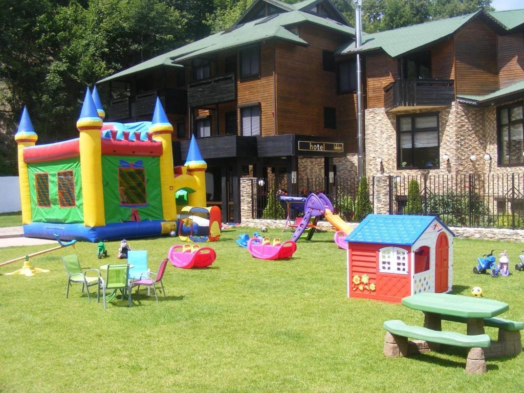 Hotel Hillden Lodge&Restaurant Drumu Carului Buitenkant foto