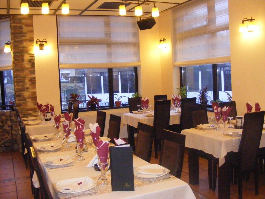 Hotel Hillden Lodge&Restaurant Drumu Carului Buitenkant foto
