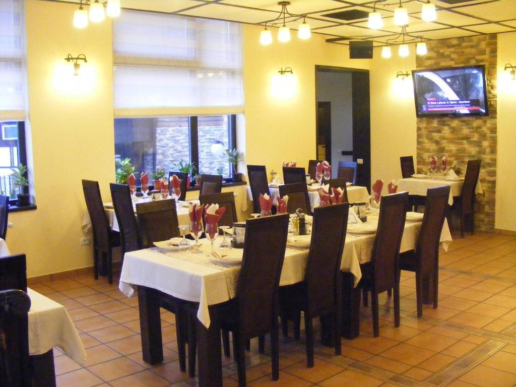 Hotel Hillden Lodge&Restaurant Drumu Carului Buitenkant foto