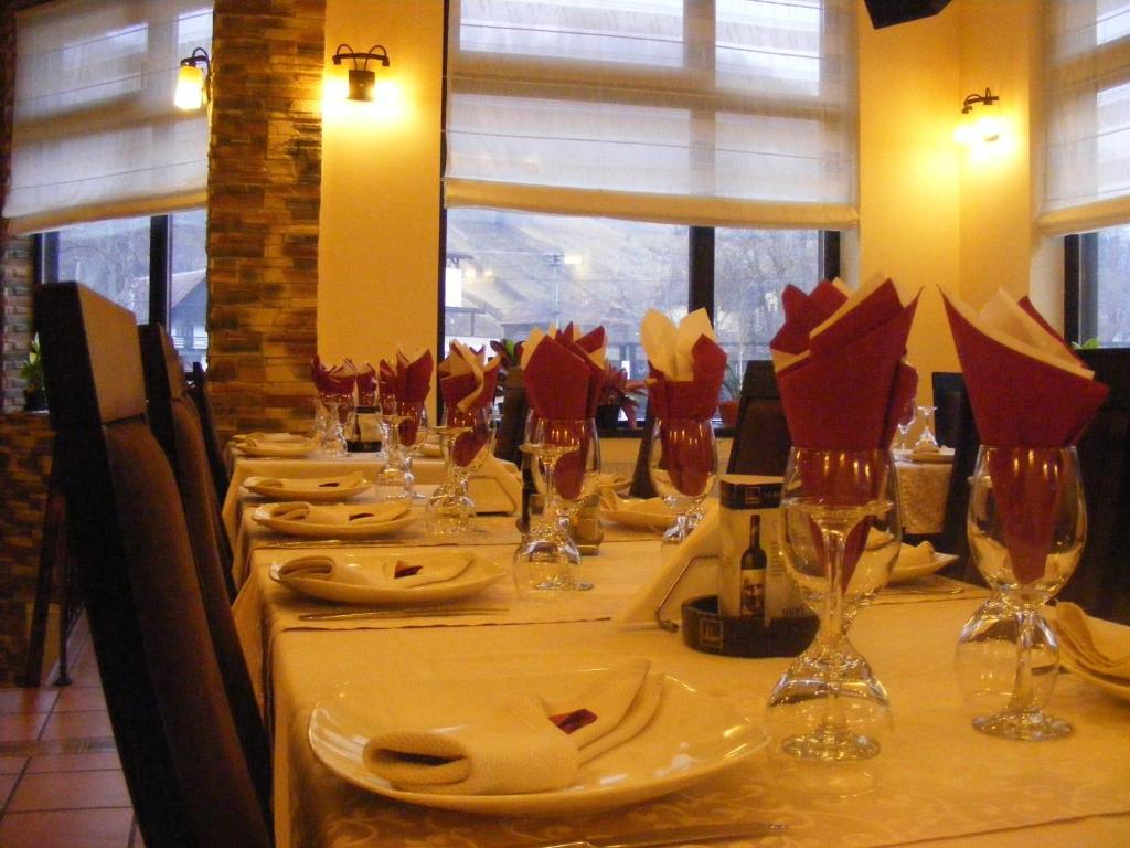 Hotel Hillden Lodge&Restaurant Drumu Carului Buitenkant foto